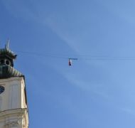 Mit der Seilwinde werden die restaurierten Teile auf den Kirchturm transportiert