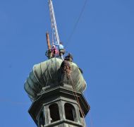 Mit der Seilwinde werden die restaurierten Teile auf den Kirchturm transportiert
