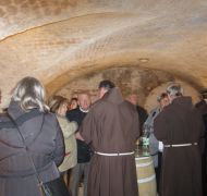 Begegnung mit dem Bischof im Weinkeller des Franziskanerklosters