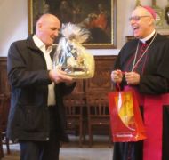 Bürgermeister und Diözesanbischof beim Austausch der Geschenke