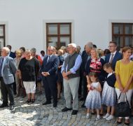 Festgäste im restaurierten Brunnenhof