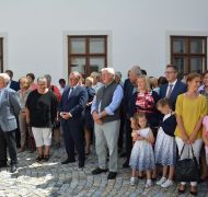 Festgäste im restaurierten Brunnenhof