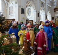 Sternsinger vor der Weihnachtskrippe in der Basilika Frauenkirchen