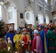 Sternsinger vor der Weihnachtskrippe in der Basilika Frauenkirchen