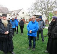 Pilger im orthodoxen Kloster in St. Andrä